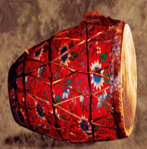 Tambour en bois traditionnel peint à la main, décoré de motifs floraux et de diamants colorés, fixé avec une lanière en corde de cuir brut. - Product Image 5