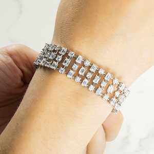 Bracelet en or blanc 18 carats de luxe fabriqué en Inde, avec diamants ronds et taille émeraude en trois rangées, pour femmes, disponible au meilleur prix - Product Image 3