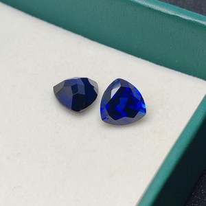 Saphir bleu royal de laboratoire taille trillion, pierre de naissance de septembre, pierre précieuse synthétique en vrac - Product Image 1