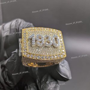 Anillo de Número Personalizado con Incrustaciones de Diamantes VVS Moissanite, Anillo de Moda Hip Hop Chapado en Rodio - Product Image 2