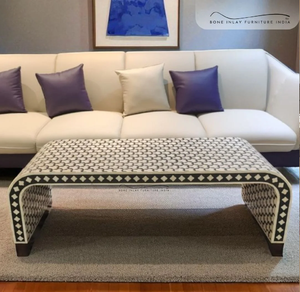 Mesa de centro rectangular con incrustaciones de hueso en gris claro y blanco, con intrincados motivos florales y dos cajones de almacenamiento frontales. - Product Image 4