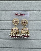 Boucles d'oreilles Jhumka élégantes plaquées or antique, style indien traditionnel, serties de perles et de pierres Kundan, bijoux ethniques pour femmes