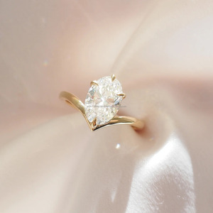 Bague solitaire minimaliste en or jaune 14 carats avec diamant de laboratoire certifié IGI, taille ovale 2 carats, 2 mm, idéale pour fiançailles, mariage ou anniversaire - Product Image 2