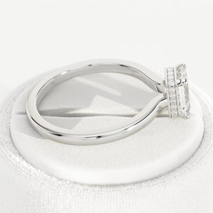 Anillo de Compromiso con Diamante Cultivado en Laboratorio, Corte Esmeralda, Halo Oculto, 1 Quilate, Piedras Laterales Brillantes, Oro Sólido de 18K, Certificado IGI, Claridad VVS - Product Image 4