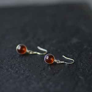 ต่างหูห้อยประดับโกเมน หินประจำเดือนมกราคม ต่างหูแฮนด์เมดสไตล์มินิมอล ของขวัญสำหรับเธอ เงินแท้ 925 ทอง 14k - Product Image 2