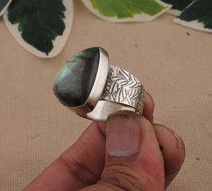 Bague de mariage classique minimaliste en argent sterling 925 avec triangle de labradorite, pierre à éclat bleu taille brillant rond, bijoux pour femme - Product Image 5