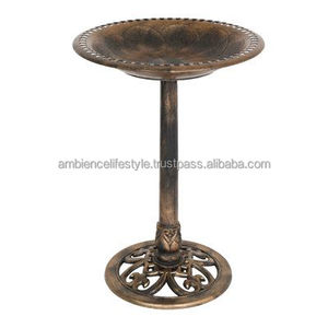 Bain d'oiseaux classique en métal pour jardin, patio, design élégant, base robuste, attirant les oiseaux, avec bassin de rétention d'eau. - Product Image 2