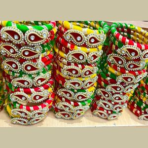 Nuevas pulseras de hilo de seda con diseño floral tradicional multicolor y adornos de gota, ideales para Haldi, Mehndi, bodas y regalos de boda. - Product Image 5