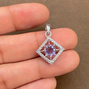 Collar con Colgante Minimalista Hecho a Mano de Plata de Ley Bañada en Rodio con Amatista Brasileña y Circonita Cúbica, Gema Morada, Joyas Rhaya - Product Image 4