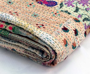 Couvre-lit indien beige vintage en patchwork Kantha, brodé à la main - Product Image 2