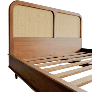 Lit plateforme king-size en teck Foris de style mid-century avec tête de lit en rotin, construction en bois massif pour mobilier de chambre - Product Image 6
