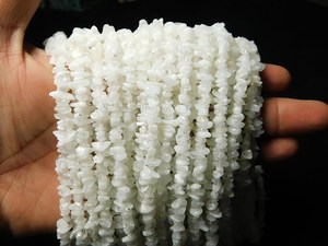Cuentas de Piedra Lunar Blanca Natural en Forma de Virutas, Sueltas, de 4-5mm, Forma Irregular, para Fabricación de Joyería, Venta al por Mayor, Lakshya Enterprises - Product Image 3
