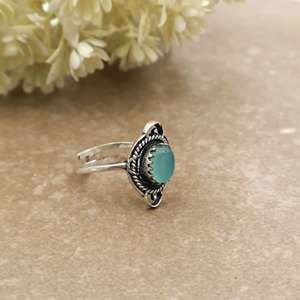 Bague Unisexe Tribale Faite à la Main en Argent Sterling 925 avec Sertissage Clos en Laiton et Calcedoine Aqua, Bijou Bohème avec Pierre Précieuse Ovale - Product Image 4