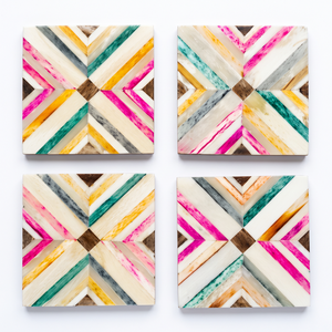 Sous-verres carrés en bois faits à la main avec motif géométrique, design moderne, tapis et coussinets antidérapants - Product Image 1