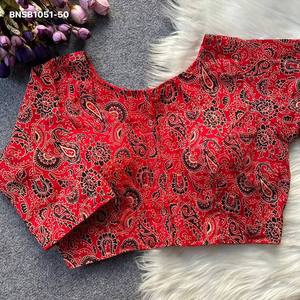 Colección de blusas listas para usar de algodón Ajrakh con diseño estampado de excelente calidad, del último modelo, proveedor de Surat. - Product Image 5