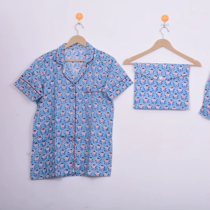 Conjunto de Pijama de Algodón Estampado a Mano Azul Cielo - 3 Piezas: Camiseta y Pantalones Cortos - Product Image 1