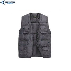 Gilet matelassé streetwear pour homme en laine et polyester, col montant, fermeture éclair, couleur unie, écologique, brodé, pour l'hiver - Product Image 5