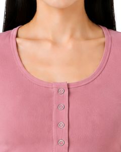 เสื้อครอปแขนสั้นทรงเข้ารูปสีชมพูสำหรับผู้หญิง ผ้าคอตตอนผสมสแปนเด็กซ์ ยืดได้ สวมใส่สบาย เหมาะสำหรับฤดูร้อน มีกระดุม ดีไซน์ทันสมัย - Product Image 5