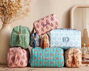 Pochettes de toilette portables matelassées en coton floral faites à la main, grandes, pour cadeaux de demoiselles d'honneur, sacs cosmétiques pour femmes, vente en gros - Product Image 1