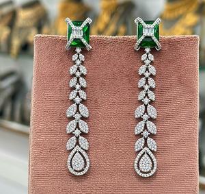 Magnifiques boucles d'oreilles pendantes en laiton plaqué or et argent de qualité supérieure avec zircon CZ pour femmes, tendance pour les soirées - Product Image 2