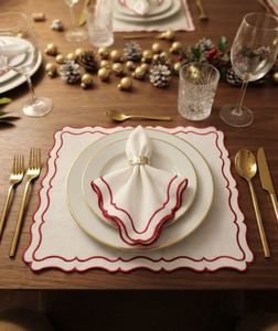 Ensemble de sets de table et serviettes en lin brodés sur mesure, bordure double festonnée rouge, style traditionnel, lavable, pour la maison et les fêtes, vente en gros - Product Image 1