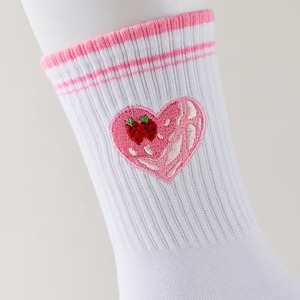 Chaussettes courtes blanches personnalisées avec logo pour femme, broderie cœur rose, antidérapantes en coton pour yoga, pilates, reformer et studio - Product Image 2
