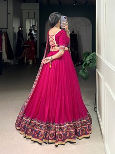 Lehenga Choli tradicional de seda Tasar con estampado Gamthi, diseño en relieve y detalles Gotta de Dhwaja Export. - Product Image 5