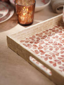 Bandeja de nácar rojo coral con incrustaciones florales geométricas, organizador cuadrado con asas laterales integradas. - Product Image 4