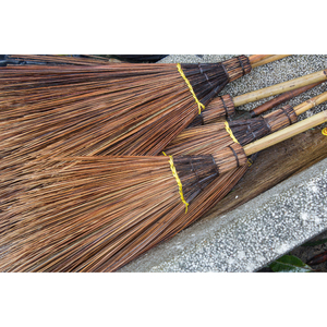 Offre spéciale sur une balayette en fibres à poils durs avec manche en bois de qualité supérieure, adaptée au nettoyage à l'intérieur et à l'extérieur - Product Image 1