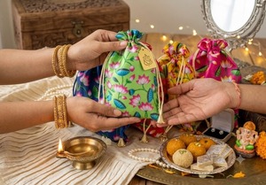 Bolsa de Seda Pichwai India Tradicional Hecha a Mano con Estampado de Loto, Bolsa con Cordón para Regalos, Bodas, Diwali, Cumpleaños, Shagun, Regalo de Boda - Product Image 5