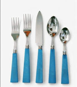 Ensemble de couverts modernes avec manches bleus, couteau, fourchette et cuillère en acier inoxydable, compatibles lave-vaisselle, pour un usage quotidien - Product Image 1