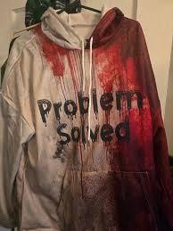 Sweat à capuche graphique « Problème résolu » effet vieilli, effet éclaboussures de sang, streetwear, vente en gros, pull pour homme, molleton grunge bordeaux et gris pierre - Product Image 3