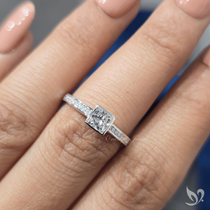 Bague de fiançailles classique en diamant de laboratoire taille princesse 0,50 ct, design moderne avec sertissage carré en or blanc 10 carats - Product Image 5