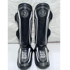 Espinilleras QST de Piel Sintética para Boxeo, Muay Thai y MMA, Ligeras, para Adultos, en Blanco y Negro - Product Image 4