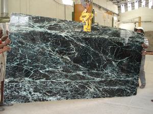 Bloques de Mármol Verde Excel Grandes con Patrones Verdes Vibrantes con Vetas Blancas y Oscuras Diseñados para la Producción de Losas y Azulejos - Product Image 2