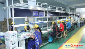 Convoyeur à bande en caoutchouc ALIG pour ligne d'assemblage - Nouveau, durable, vitesse réglable pour le transport de matériaux d'emballage en vente au détail - Product Image 3