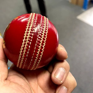 Pelota de críquet roja de cuero cosida a mano, duradera - Product Image 1