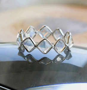 Anillo de eternidad con piedra lunar arcoíris en plata de ley 925 - Product Image 3