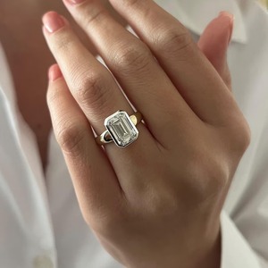 Bague de fiançailles et de mariage Art Déco unique en or jaune 18 carats avec diamant de laboratoire taille émeraude serti clos, certifié IGI, style tendance pour - Product Image 2