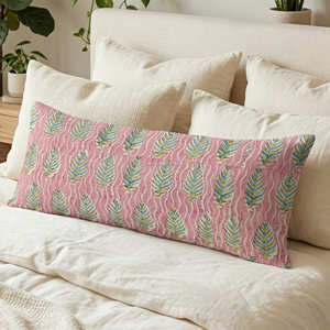 Funda de cojín lumbar larga con estampado floral rosa y motivos de enredaderas, 30 × 50 cm - Product Image 1
