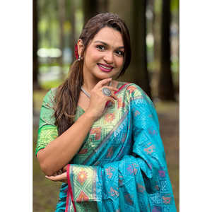 Sari traditionnel indien de luxe tissé à la main en soie Patola bleu ciel douce, orné de Meenakari et de Zari, par Elite Weaves - Product Image 2