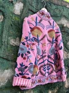 Veste artisanale rose Sujani pour femme en velours et coton tissé avec broderie florale indienne, collection automne/hiver, pour la vente au détail en boutique et l'exportation - Product Image 4