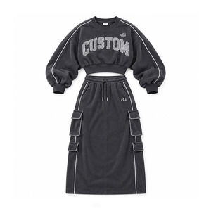 Ensemble de survêtement en molleton épais avec jupe cargo mi-longue et haut délavé au charbon, avec passepoil personnalisé et lettres appliquées effet vieilli, vente en gros - Product Image 4