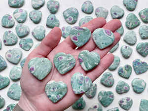 Pierre de guérison en cristal de fuchsite rubis naturel, mini cœur sculpté, poli - Product Image 6