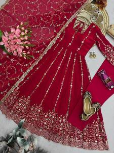 Ensemble Anarkali de luxe en Georgette bordeaux avec broderie Zari dorée, robe Kalidar évasée et dupatta, idéal pour les mariages et les fêtes indiennes - Product Image 2