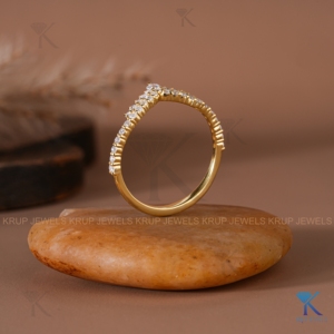 Bague de mariage incurvée en diamant de laboratoire, or jaune massif, avec pavé de chevron, bijoux de mariée raffinés pour femme, pour tous les jours - Product Image 3