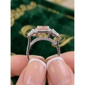 Bague de fiançailles de luxe en or rose 14 carats avec diamant rose fantaisie taille radiant, pierres latérales en forme de bouclier et halo de diamants ronds - Product Image 4