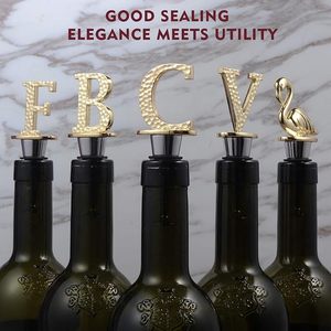 Tapón de Botella de Vino Metálico con Letra C Dorada, Diseño de Sellado Acanalado, Reutilizable, Apto para Alimentos, Portátil y con Vacío - Product Image 1
