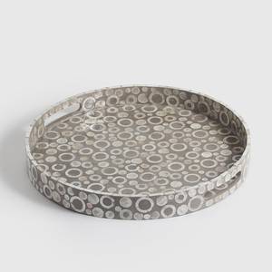 Bandeja redonda artesanal con incrustaciones de nácar, diseño de mosaico circular de conchas, borde elevado y asas laterales para mesa. - Product Image 1