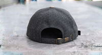 Casquette Snapback Vintage 5 Panneaux Structurée à Profil Moyen et Visière Plate en Laine Grise pour le Camping avec Patch en Cuir Personnalisé – Vente en Gros